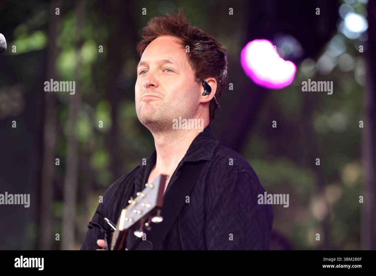 Nick Howard vive bei einem Konzert im Tanzbrunnen. Köln, 23.06.2025 *** Nick Howard live in un concerto nella Tanzbrunnen Colonia, 23 06 2025 foto:XR.xSchmiegeltx/xFuturexImagex howard_5611 Foto Stock