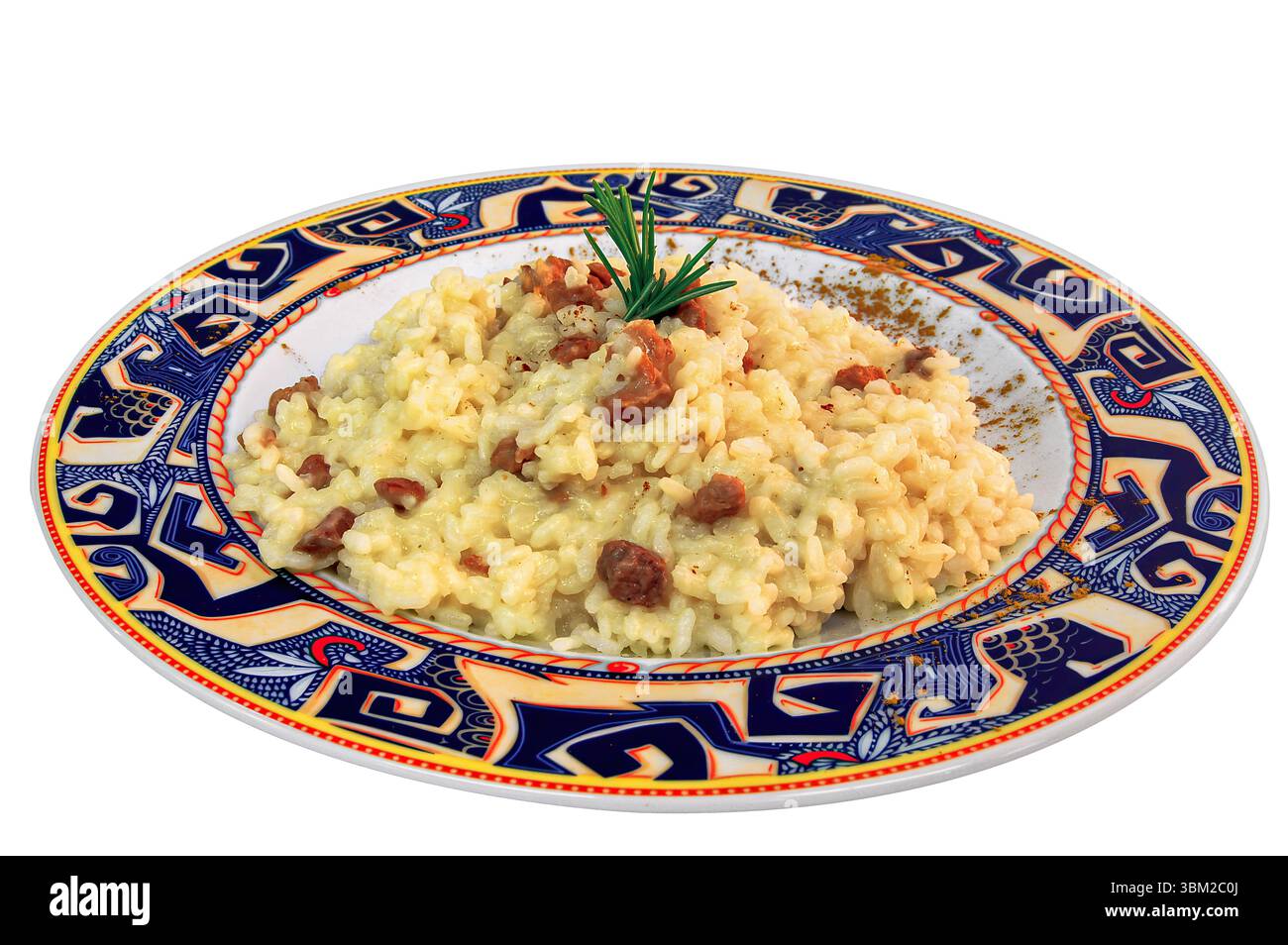 Risotto con carne e rosmarino servito su un piatto decorato, condito con spezie, creando un'esperienza culinaria deliziosa e visivamente attraente Foto Stock