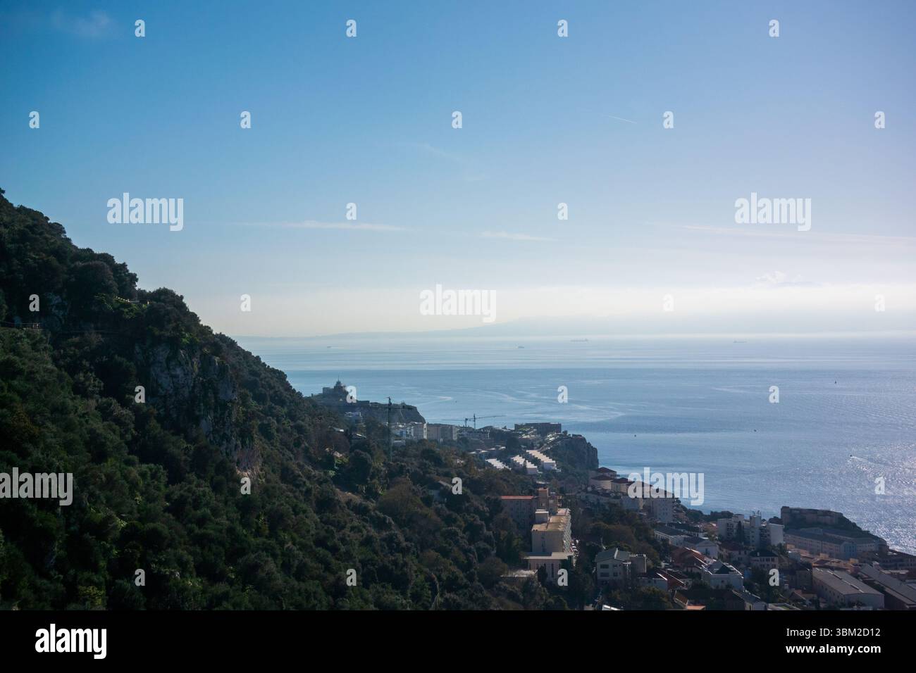 Vista dalla cima della Rocca di Gibilterra della città e dal porto sottostante nell'inverno 2023 Foto Stock