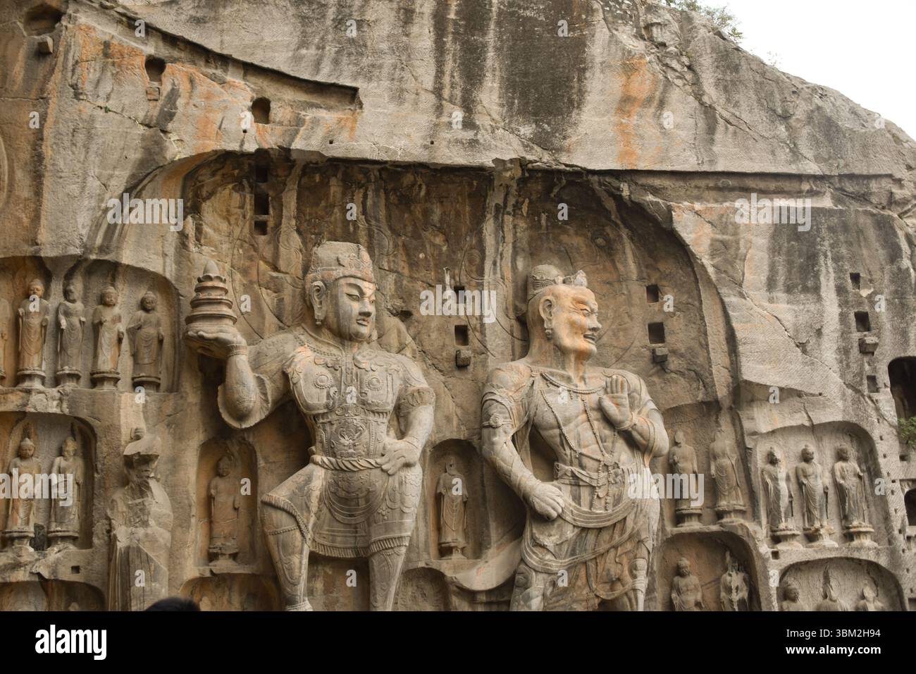 Statue buddiste scolpite nelle scogliere delle Grotte di Longmen a Luoyang Foto Stock