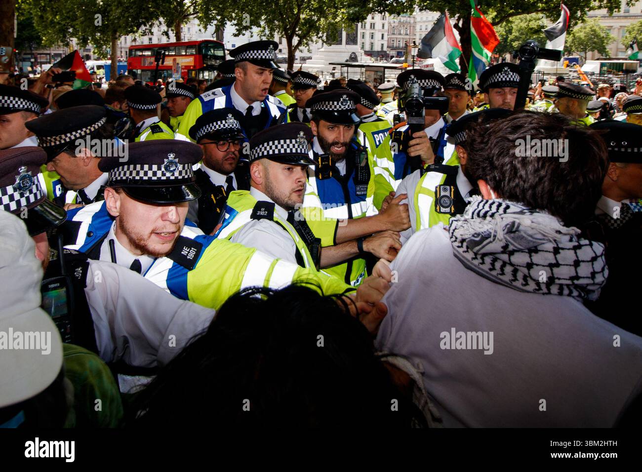 Palestine Action Solidarism demo vicino a Trafalgar Square, Londra, 23 giugno 2025 Foto Stock
