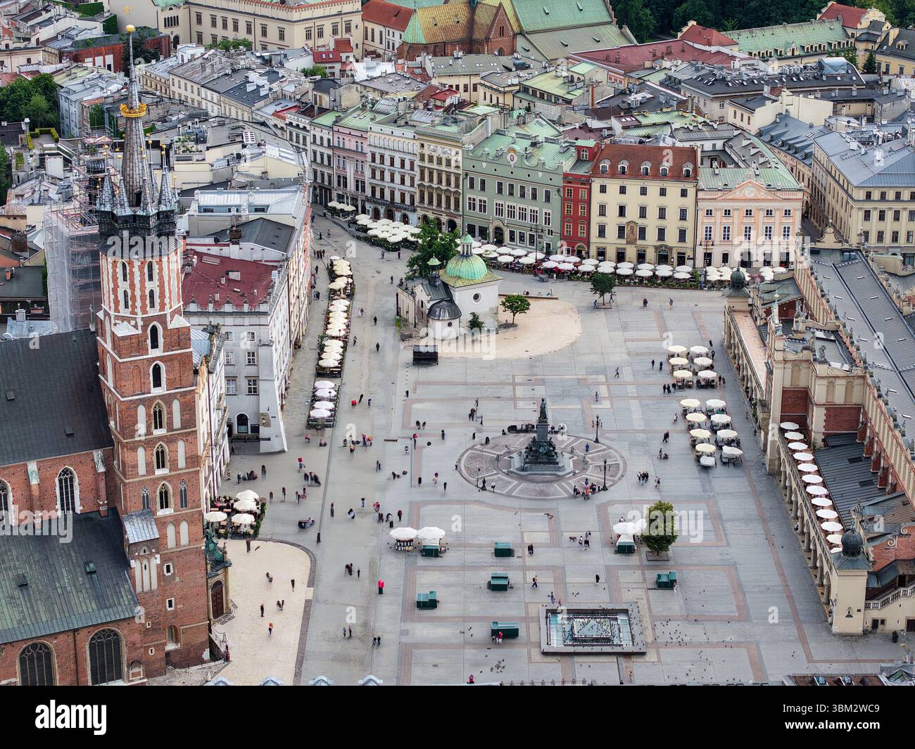 Cracovia, Polonia - 9 giugno 2025: Veduta dei droni nella piazza principale del mercato di Cracovia in Polonia Foto Stock