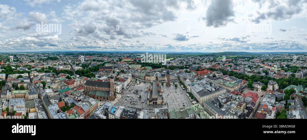 Cracovia, Polonia - 9 giugno 2025: Veduta dei droni nella piazza principale del mercato di Cracovia in Polonia Foto Stock