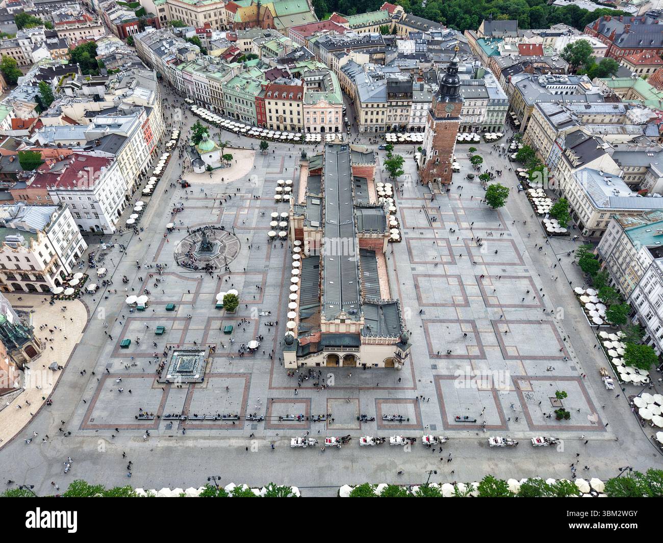 Cracovia, Polonia - 9 giugno 2025: Veduta dei droni nella piazza principale del mercato di Cracovia in Polonia Foto Stock