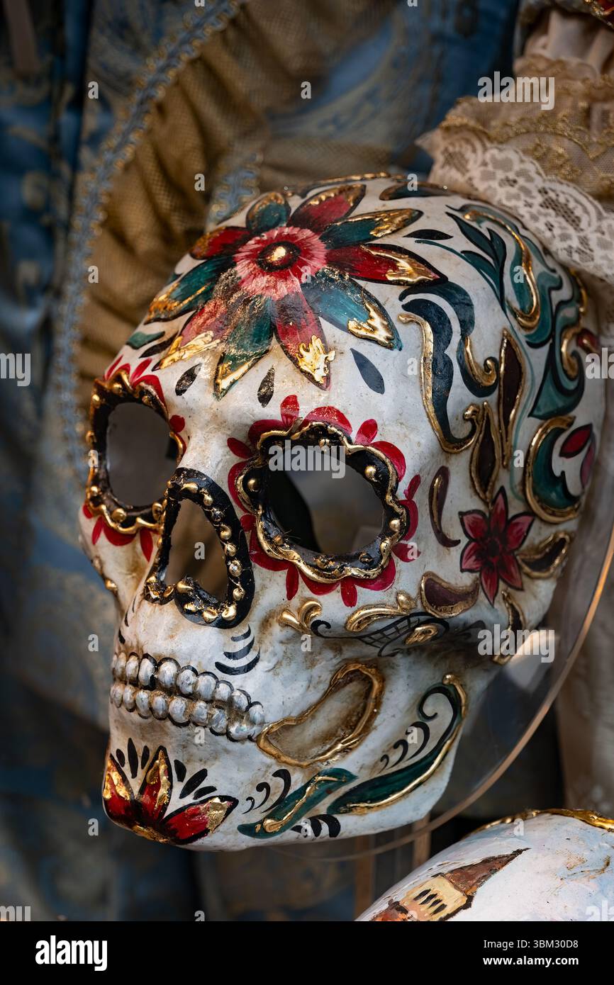Tradizionale maschera di carnevale veneziana con volto teschio a Venezia, Italia, autentica e originale, maschera artigianale unica fatta di carta mache in negozio displ Foto Stock