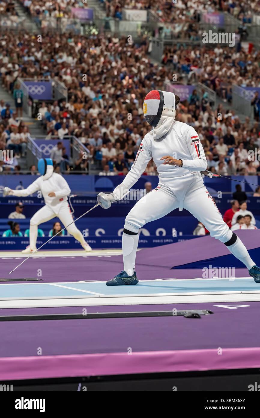 Aya Hussein (EGY) del Team Egypt gareggia alla Fencing Women's Epee Team Table of 8 al Grand Palais durante le Olimpiadi estive di Parigi 2024 a Parigi, Francia. Foto Stock