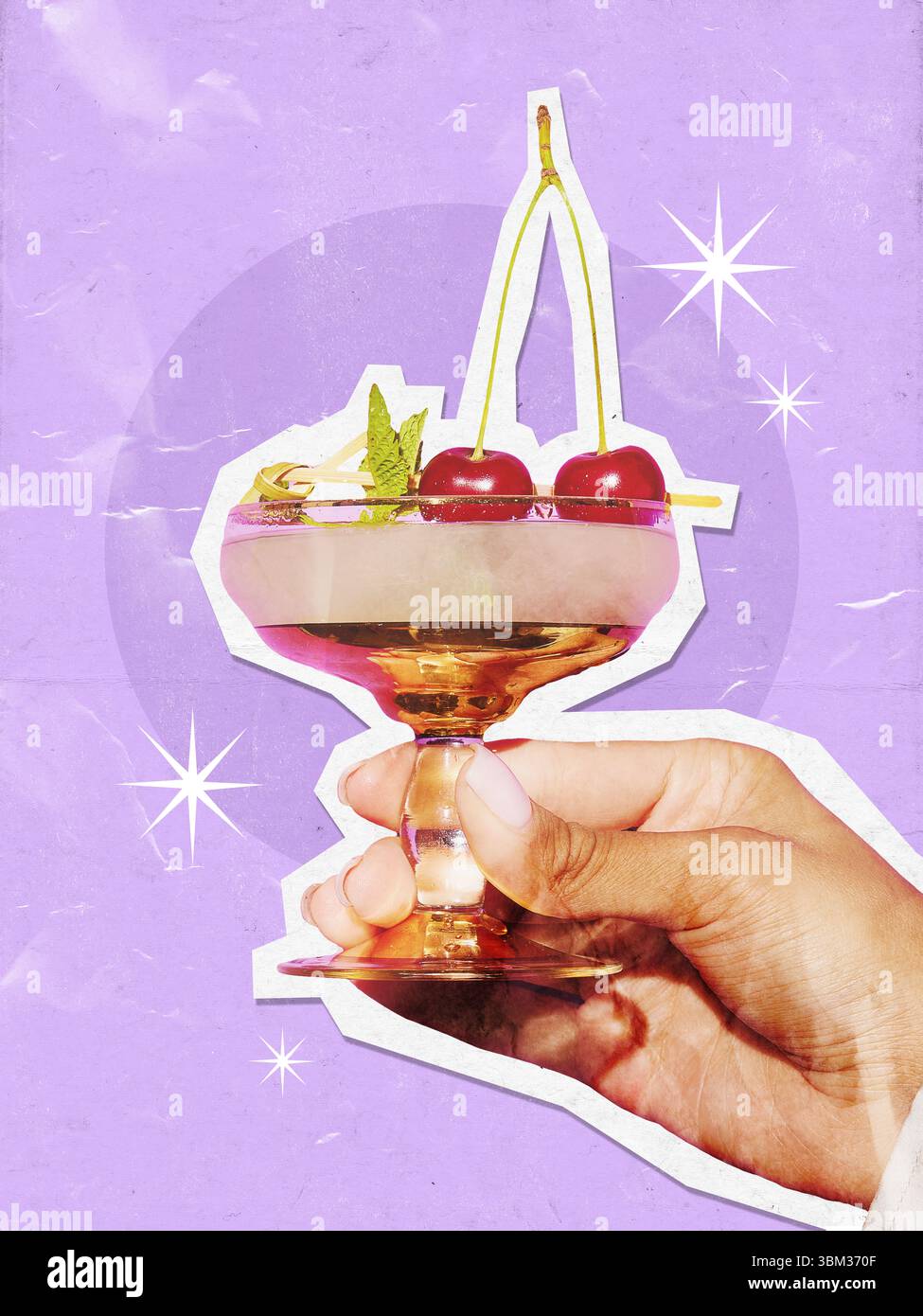 Tenere a mano un bicchiere da cocktail con ciliegie su sfondo collage con carta viola Foto Stock
