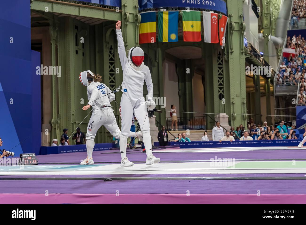 {Persons} partecipa alla partita di scherma femminile Epee Team Table of 8 al Grand Palais durante le Olimpiadi estive di Parigi 2024 a Parigi, Francia. Foto Stock