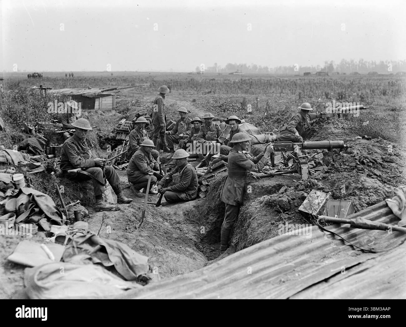 PUISIUEX, FRANCIA - 21 agosto 1918 - le mitragliatrici dell'Esercito neozelandese utilizzano una posizione tedesca catturata, Puisiuex, Francia durante i cento giorni Offensi Foto Stock