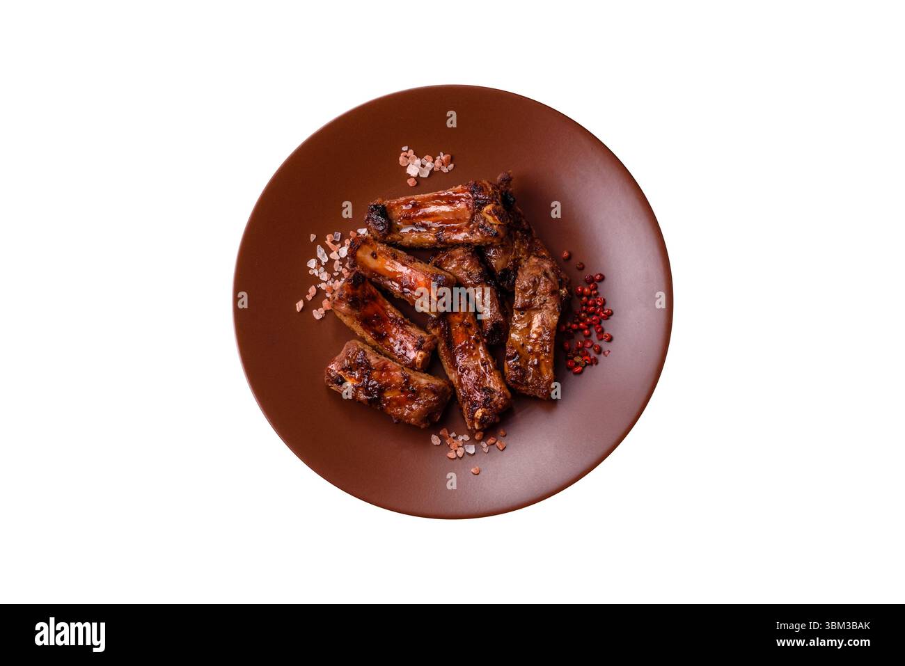 Carne, costolette di manzo in marinata grigliate con sale e spezie. Costolette alla griglia, carne alla griglia Foto Stock