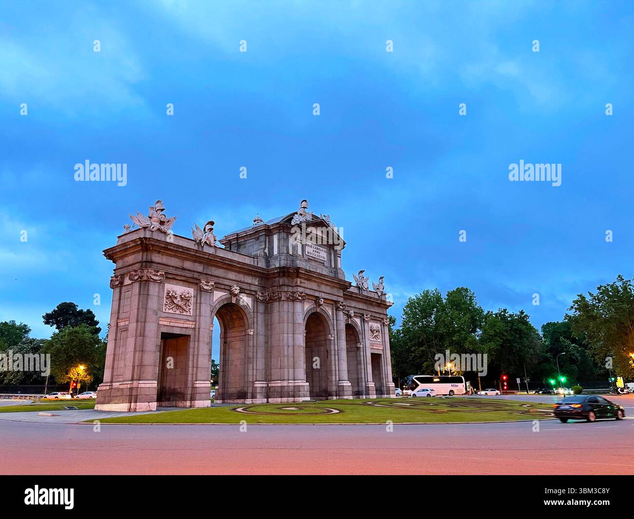 Alla Porta di Alcalá all'alba. Madrid, Spagna. - Immagine stock catturata con smartphone