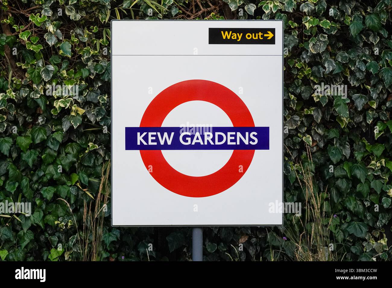 Kew Gardens metropolitana, stazione della metropolitana, insegna Londra Inghilterra Regno Unito Regno Unito Foto Stock