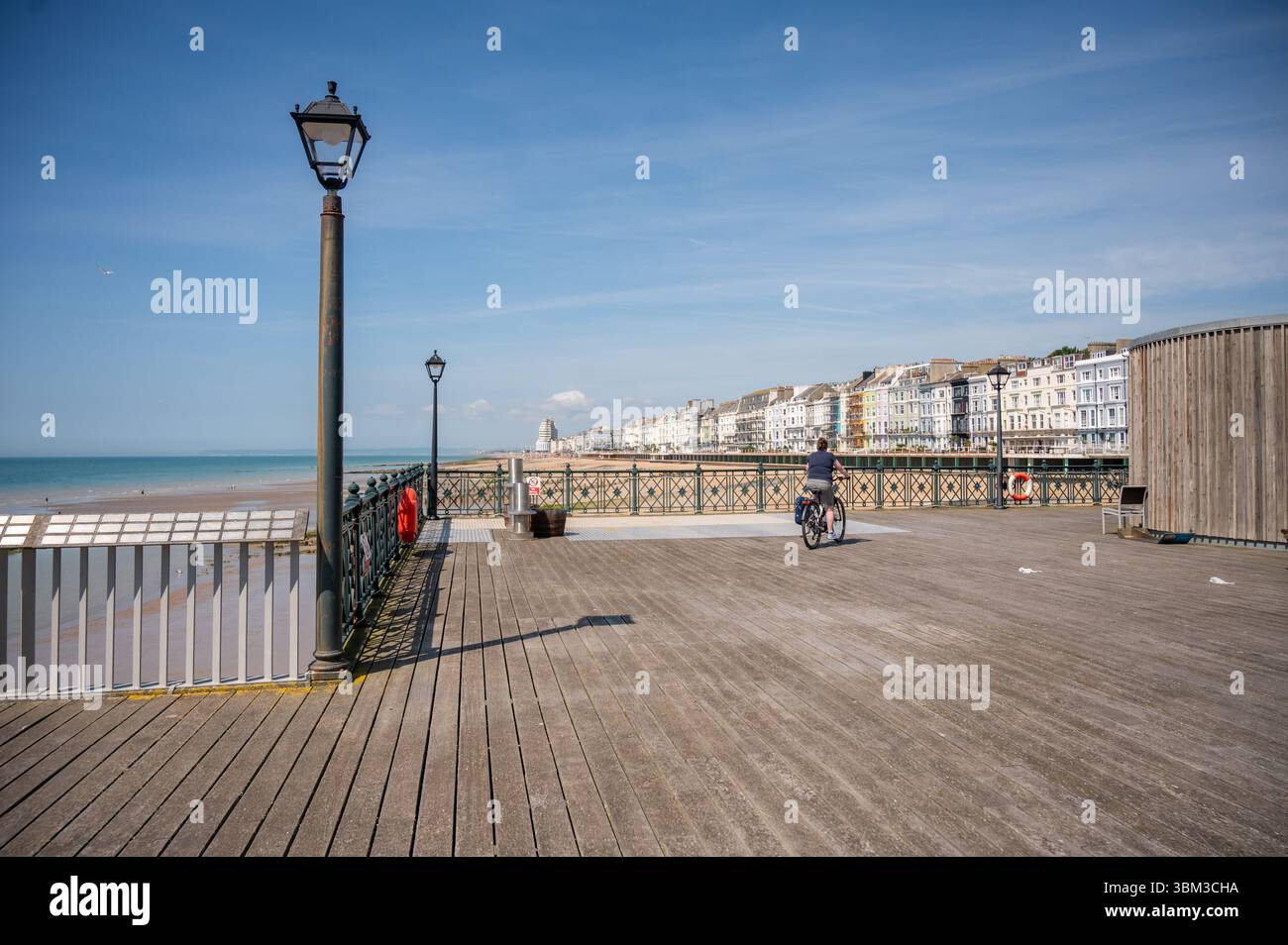 Pavimentazione in legno sul molo di Hastings Foto Stock