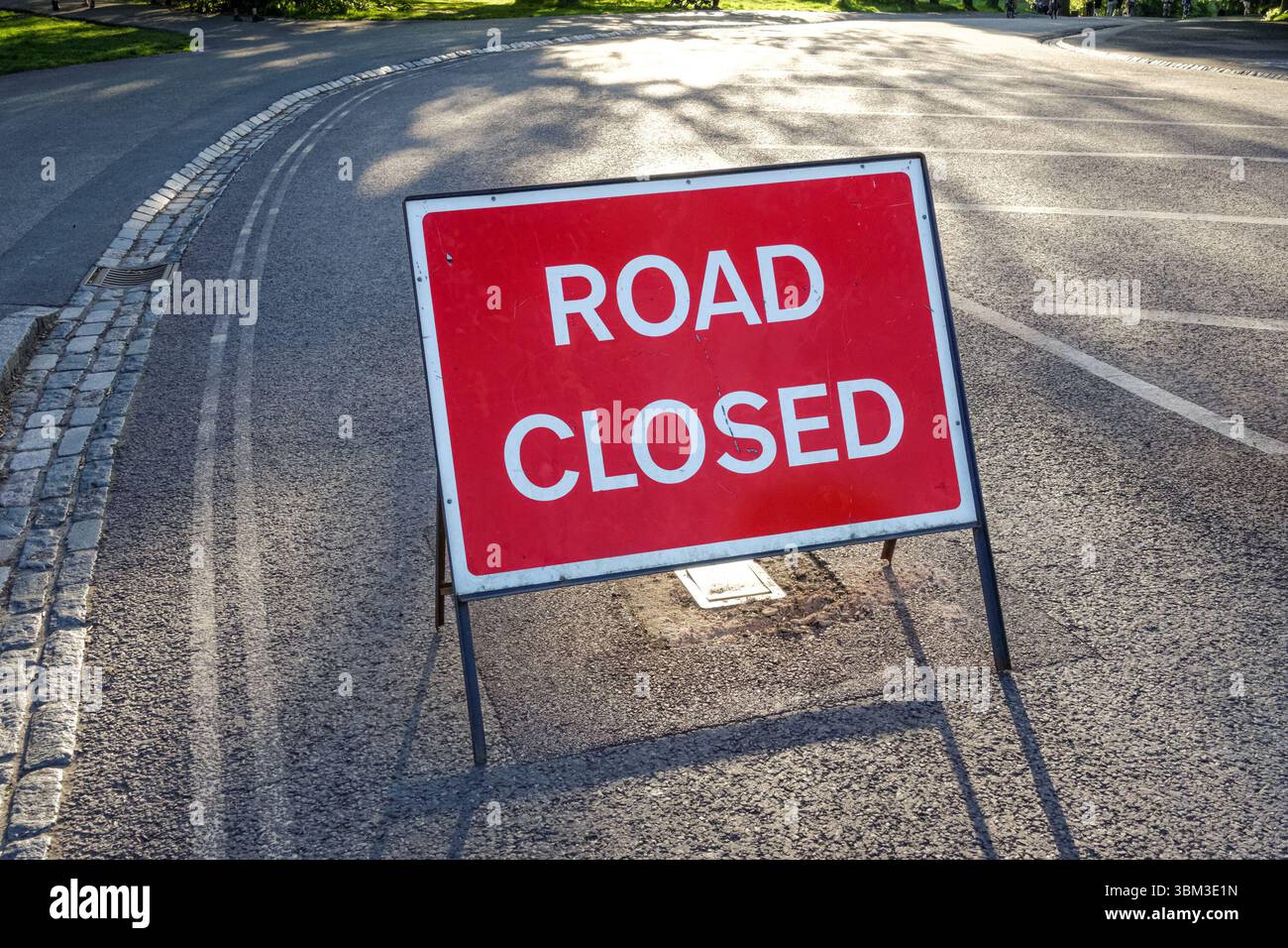 Cartello stradale chiuso a Londra Inghilterra Regno Unito Regno Unito Foto Stock