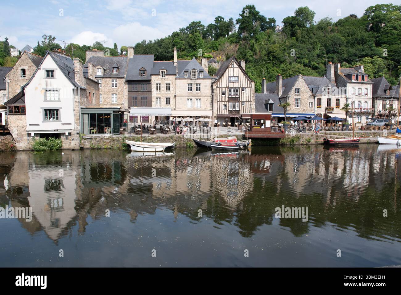 Port de Dinan, caffetterie sulla banchina, barche da diporto ormeggiate Foto Stock