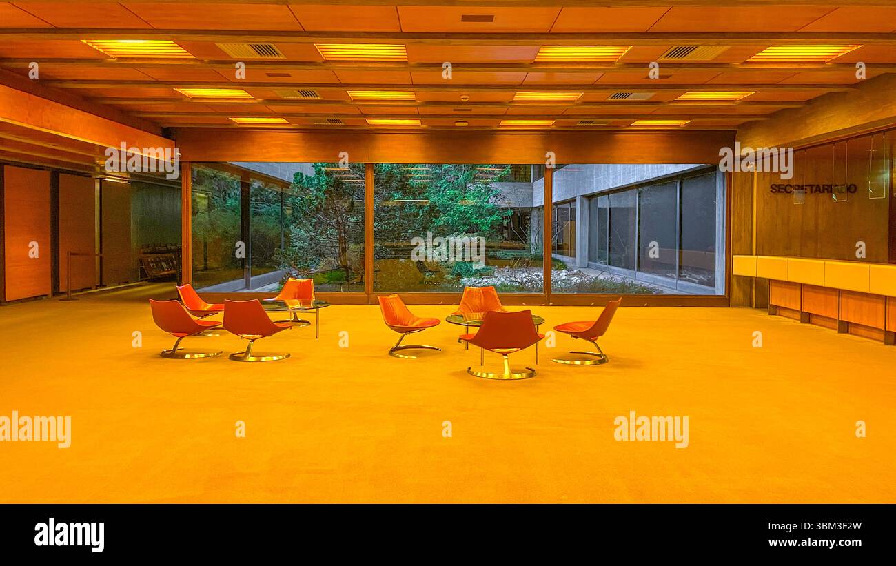 Gli interni moderni della Fondazione Gulbenkian della metà del secolo presentano iconiche sedie girevoli arancioni e finestre a tutta altezza, Lisbona, Portogallo Foto Stock
