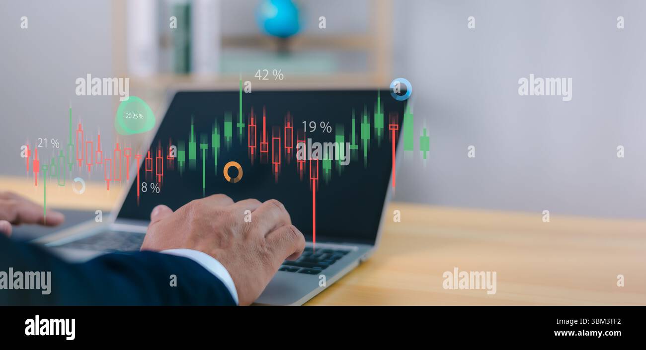 Investimenti, trading, analisi aziendali e crescita finanziaria globale. La persona analizza i dati finanziari e i grafici del mercato azionario su un notebook, con il digitale Foto Stock