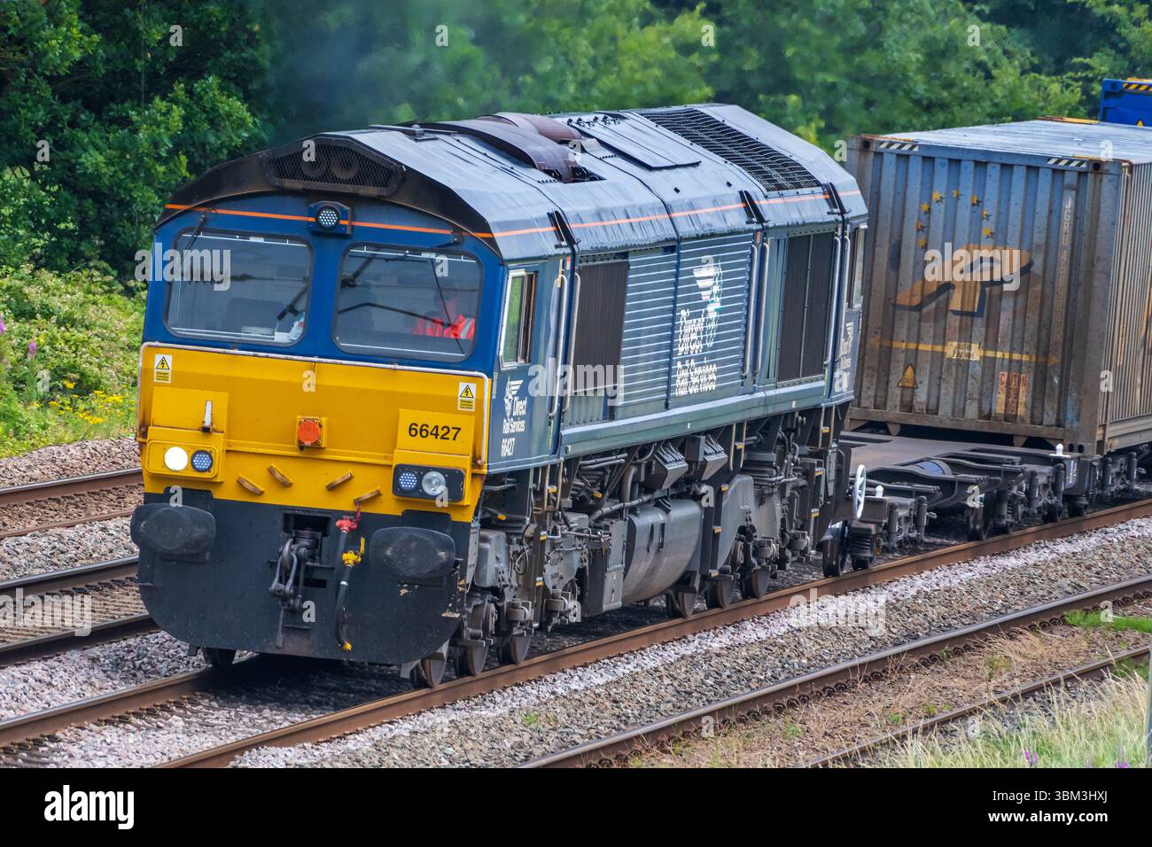 Locomotiva diesel elettrica per il trasporto merci classe 66 Direct Rail Services. Foto Stock