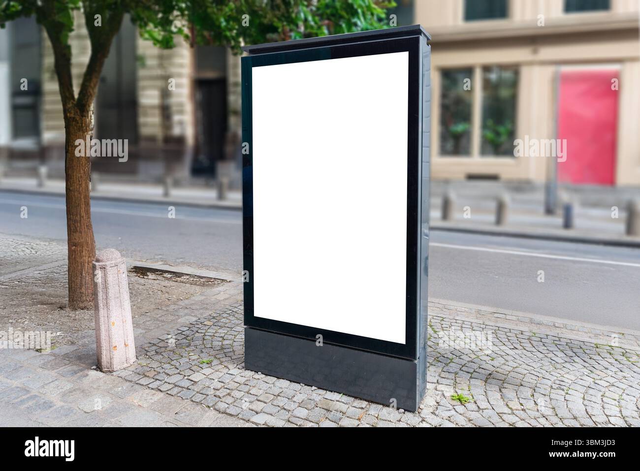 Poster a luci di città vuoto sulla strada pedonale, perfetto per campagne commerciali, Street marketing o design di mockup per esterni puliti Foto Stock