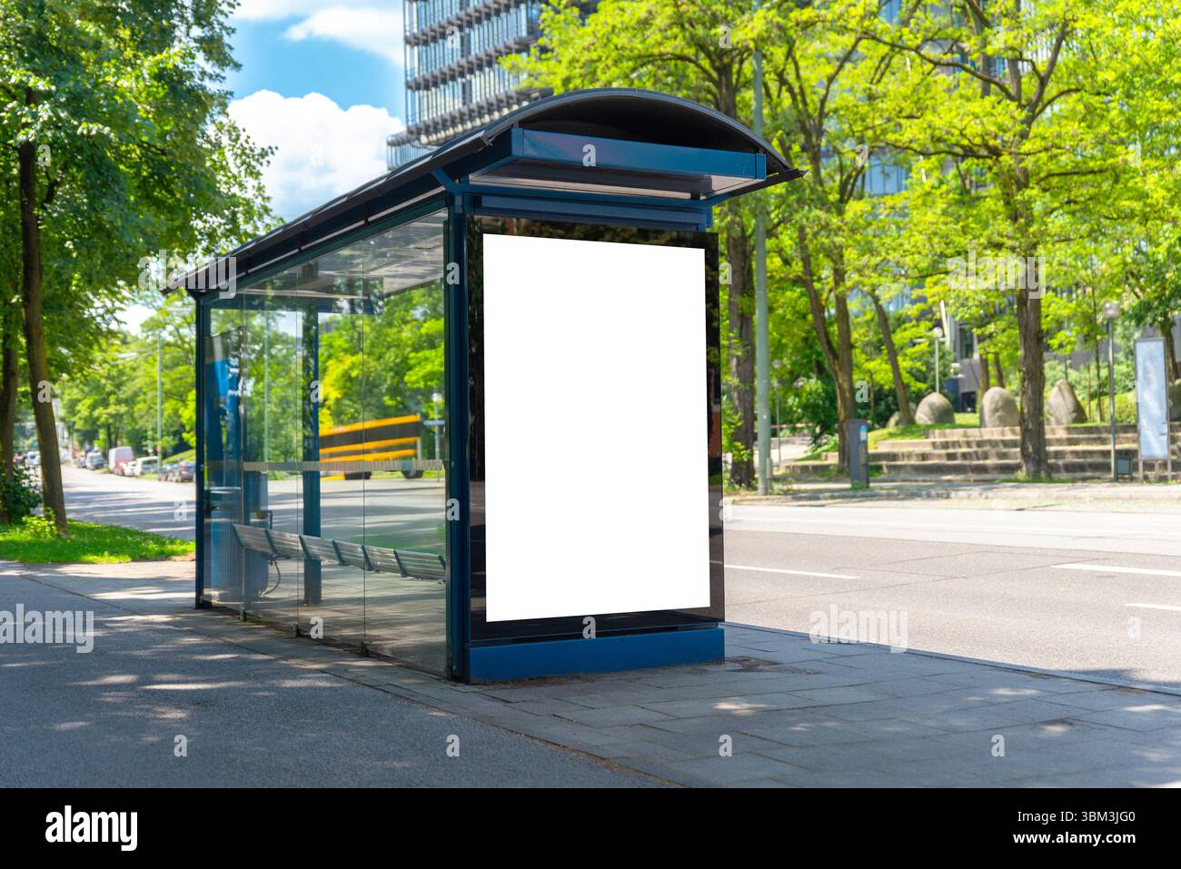 Mockup con fermata dell'autobus vuota in un ambiente urbano soleggiato con alberi verdi, ideale per pubblicità all'aperto o campagne di branding in città Foto Stock