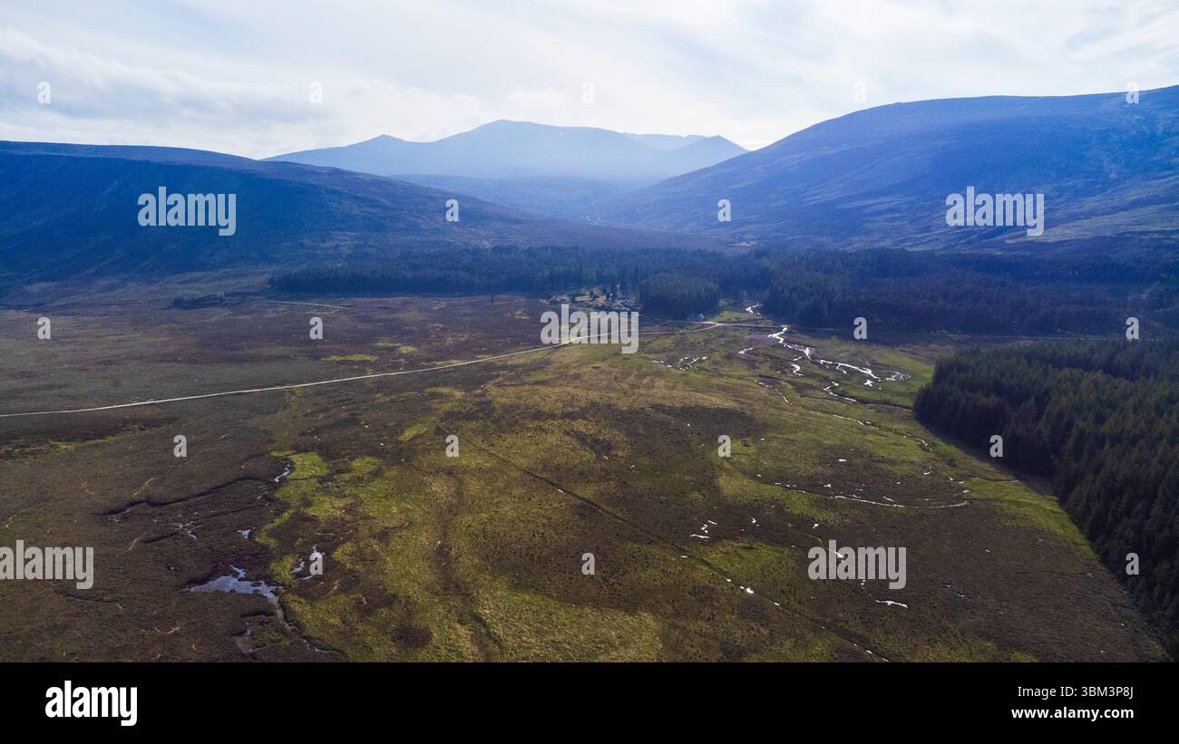 Vista aerea di Glen Muick vicino a Ballater sulla Balmoral Estate nel Parco Nazionale di Cairngorms nelle Highlands scozzesi del Regno Unito Foto Stock