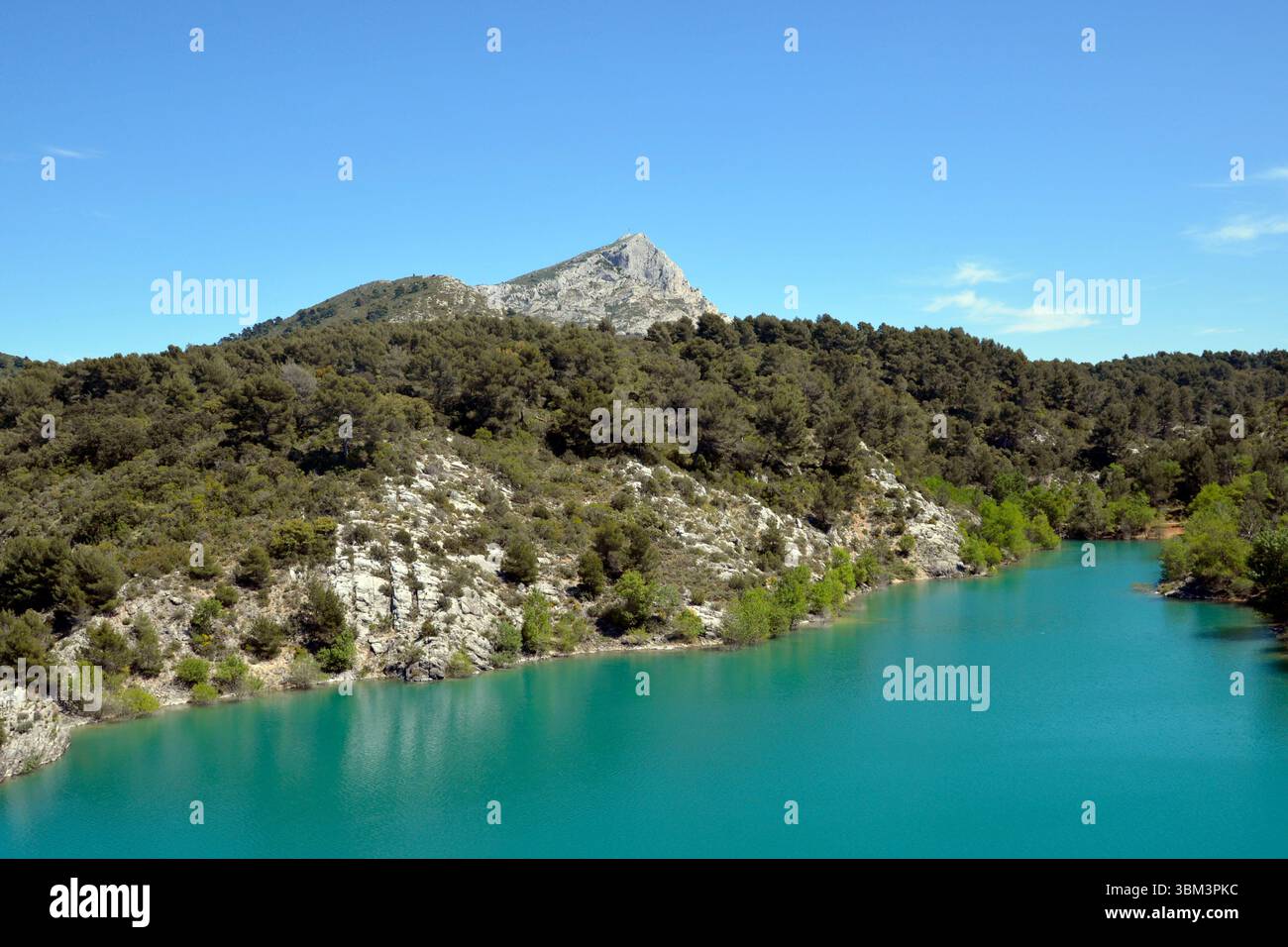 Diga di Bimont ai piedi di Ste Victoire vicino Aix en Provence Foto Stock