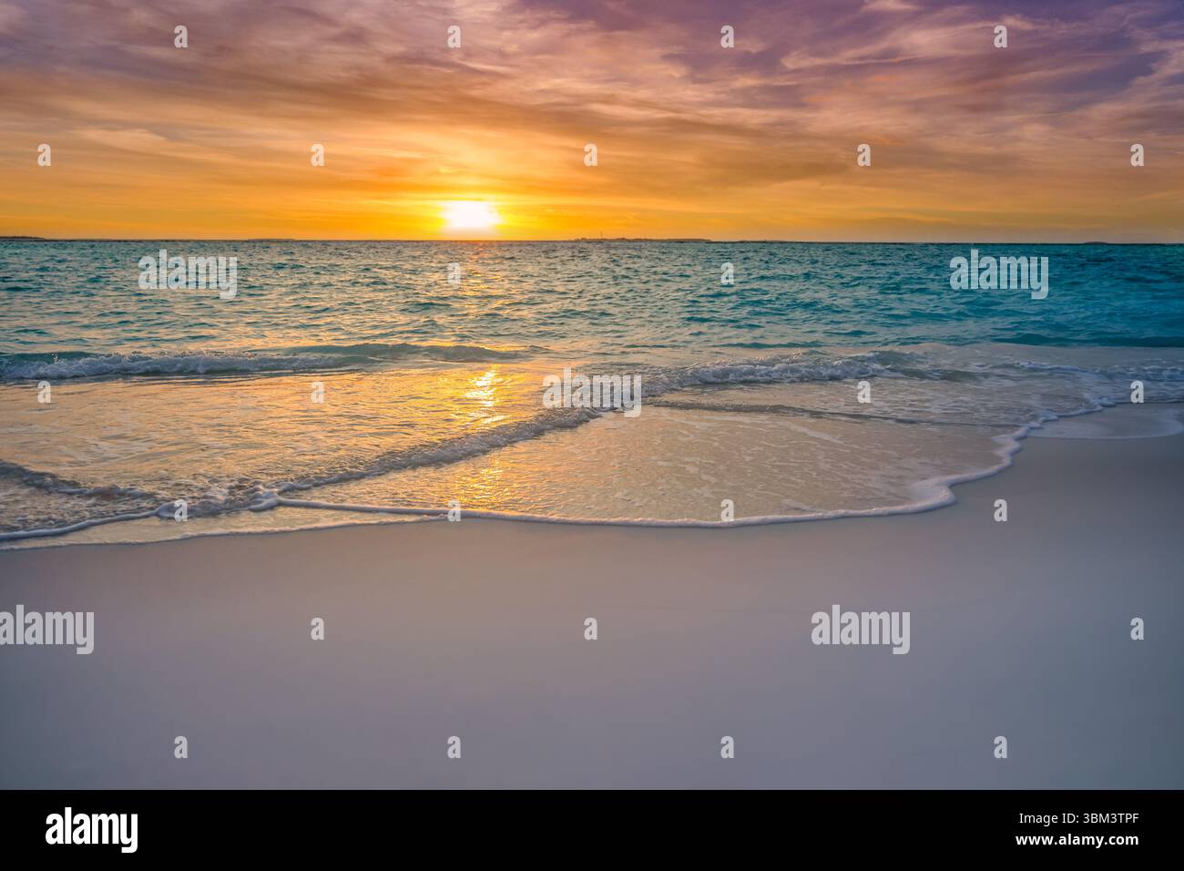 Splendido tramonto sul mare sulle calme onde della baia all'orizzonte sotto nuvole di cielo da sogno, luce del sole dorata, vista sull'oceano, vacanza estiva sullo sfondo della spiaggia Foto Stock