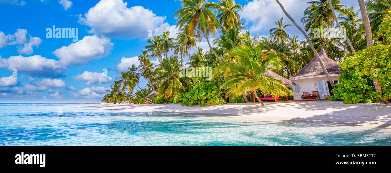Splendida isola tropicale, paradiso balneare, calmo mare, baia, onde, orizzonte, nuvole di cielo da sogno, luce del sole dorata, oceano, vacanze estive, carta da parati da viaggio Foto Stock