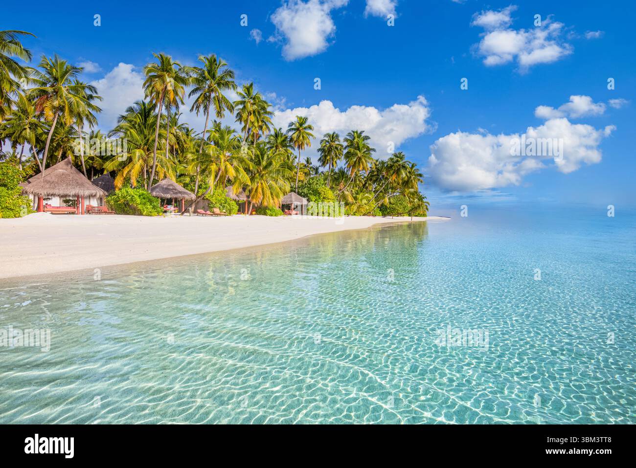 Splendida isola tropicale, paradiso balneare, calmo mare, baia, onde, orizzonte, nuvole di cielo da sogno, luce del sole dorata, oceano, vacanze estive, carta da parati da viaggio Foto Stock