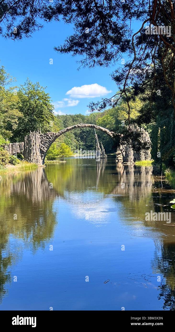 Ponte del Diavolo nel Rhododendron Park Kromlau, Germania, riflesso magico Foto Stock