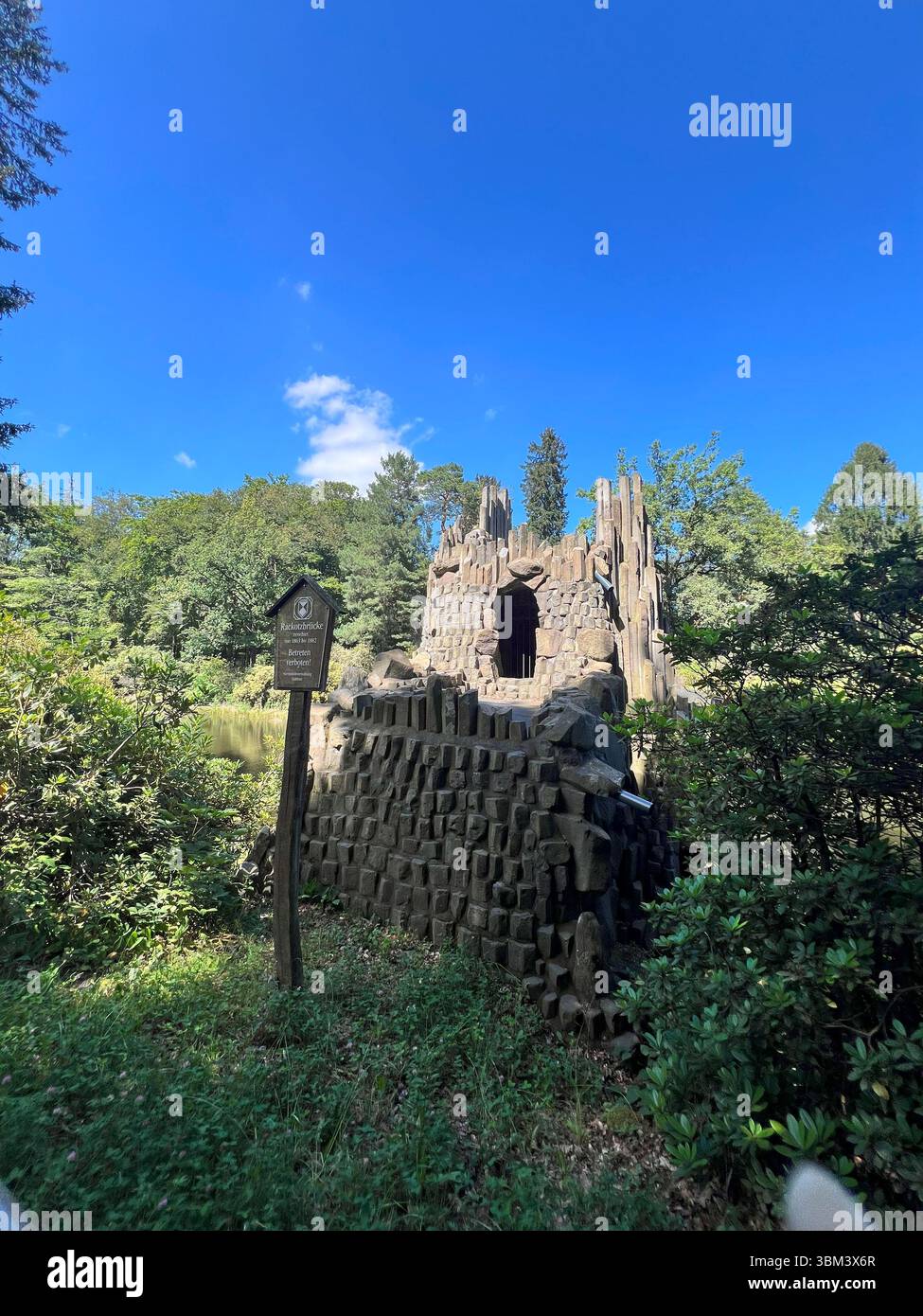 Ponte del Diavolo nel Rhododendron Park Kromlau, Germania, riflesso magico Foto Stock