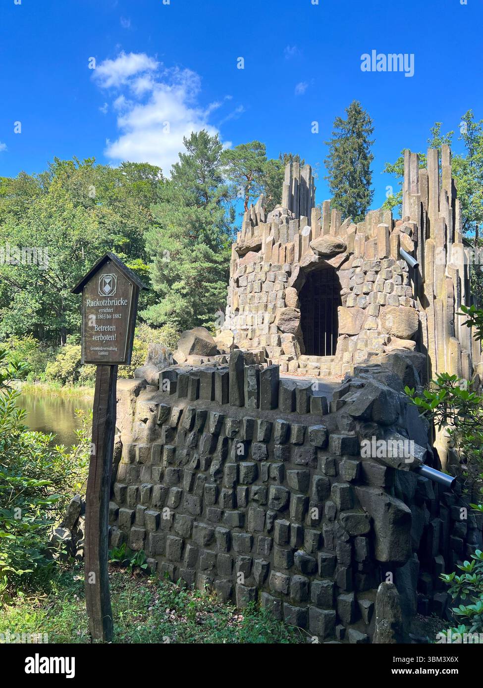 Ponte del Diavolo nel Rhododendron Park Kromlau, Germania, riflesso magico Foto Stock