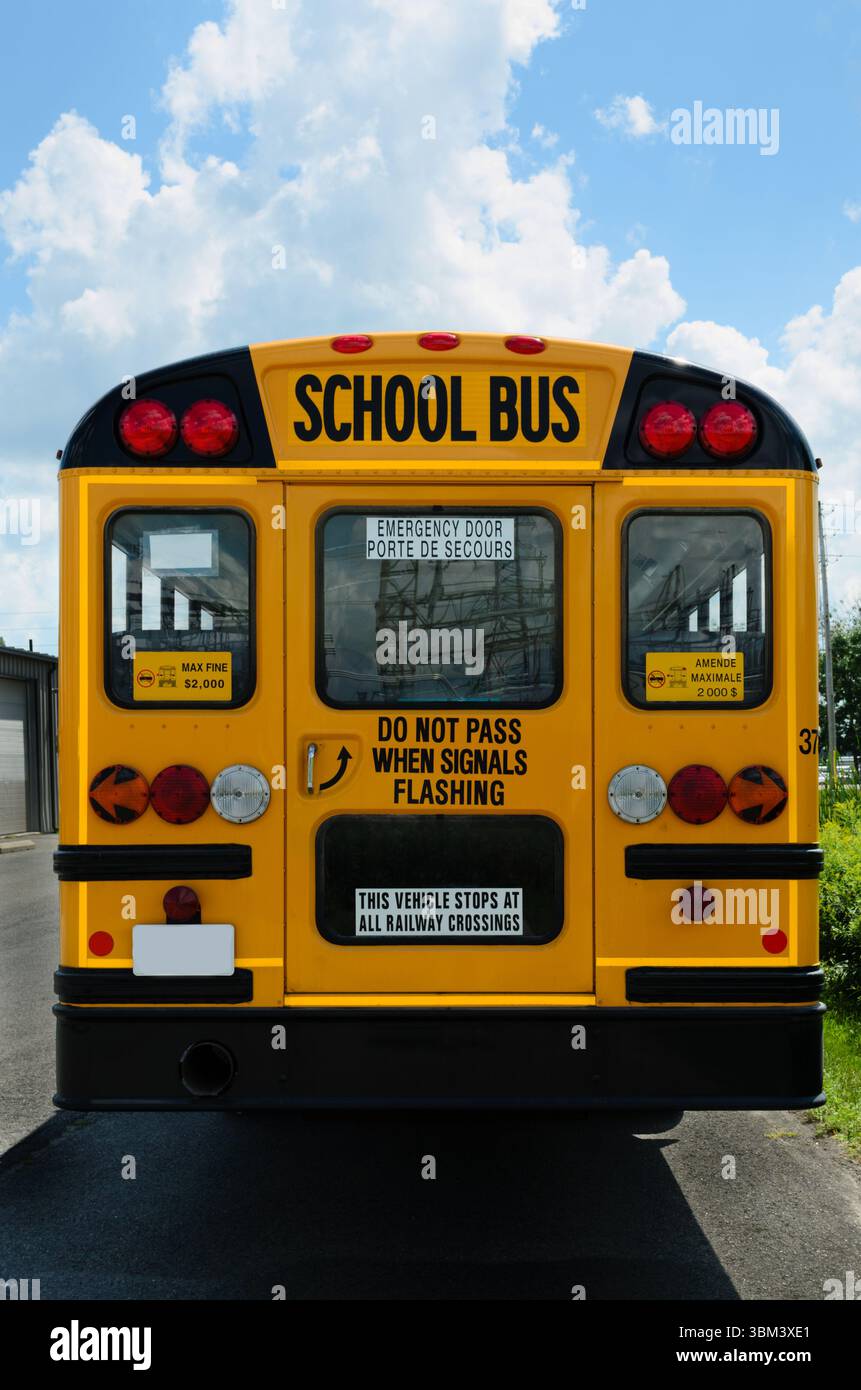 Vista posteriore ravvicinata di uno scuolabus che mostra la porta dell'uscita di emergenza Foto Stock