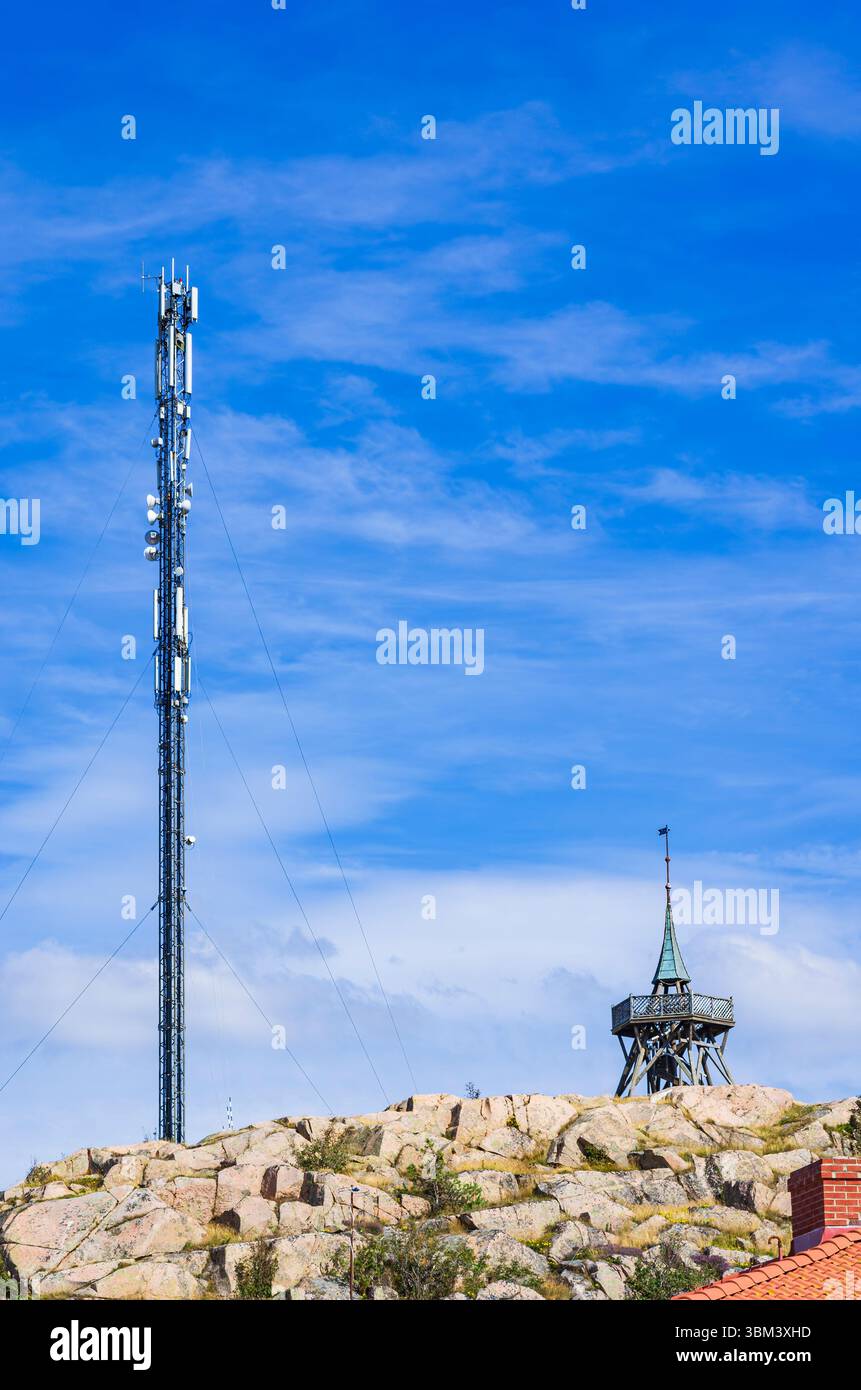 Albero di trasmissione per telecomunicazioni e torre di osservazione, Lysekil, Bohuslän, contea di Västra Götaland, Svezia, Scandinavia. Foto Stock
