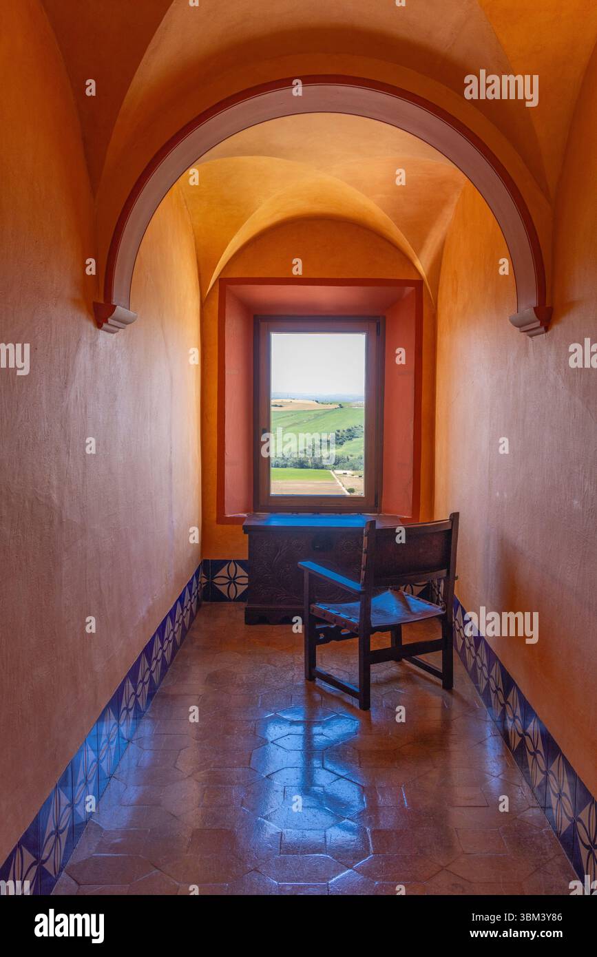Arcos de la Frontera, Provincia di Siviglia, Andalusia, Spagna. 6 maggio 2023. Finestra affacciata sulla campagna spagnola ad Arcos de la Frontera. Editoriale Foto Stock