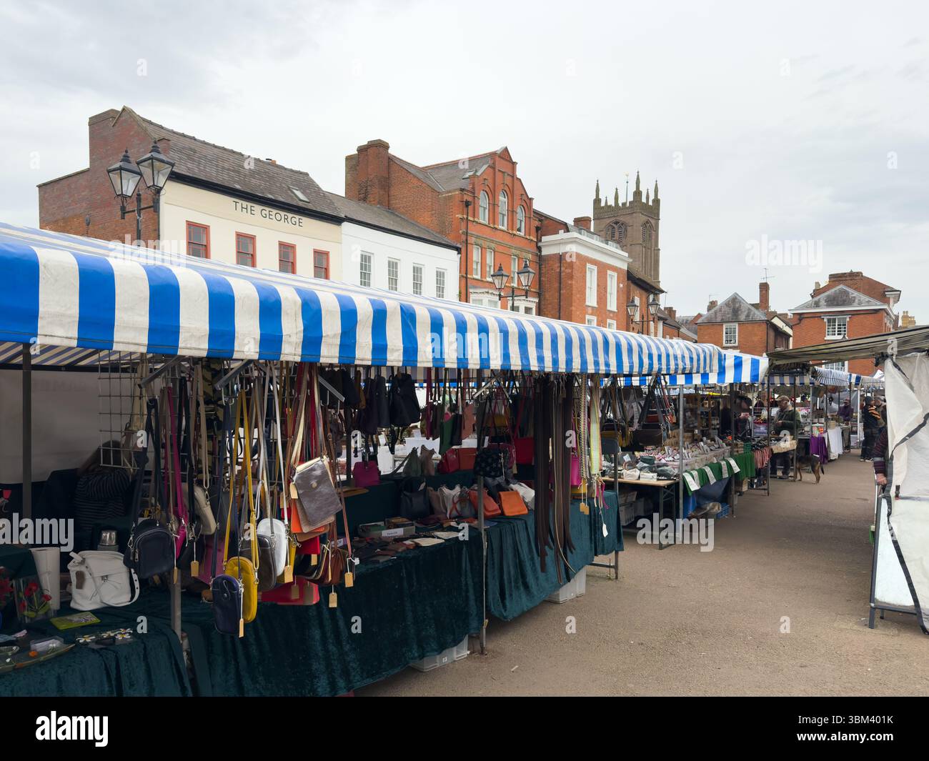 Ludlow, Inghilterra, Regno Unito - 21 marzo 2025; Ludlow tradizionale mercato di strada nella piazza della città Foto Stock