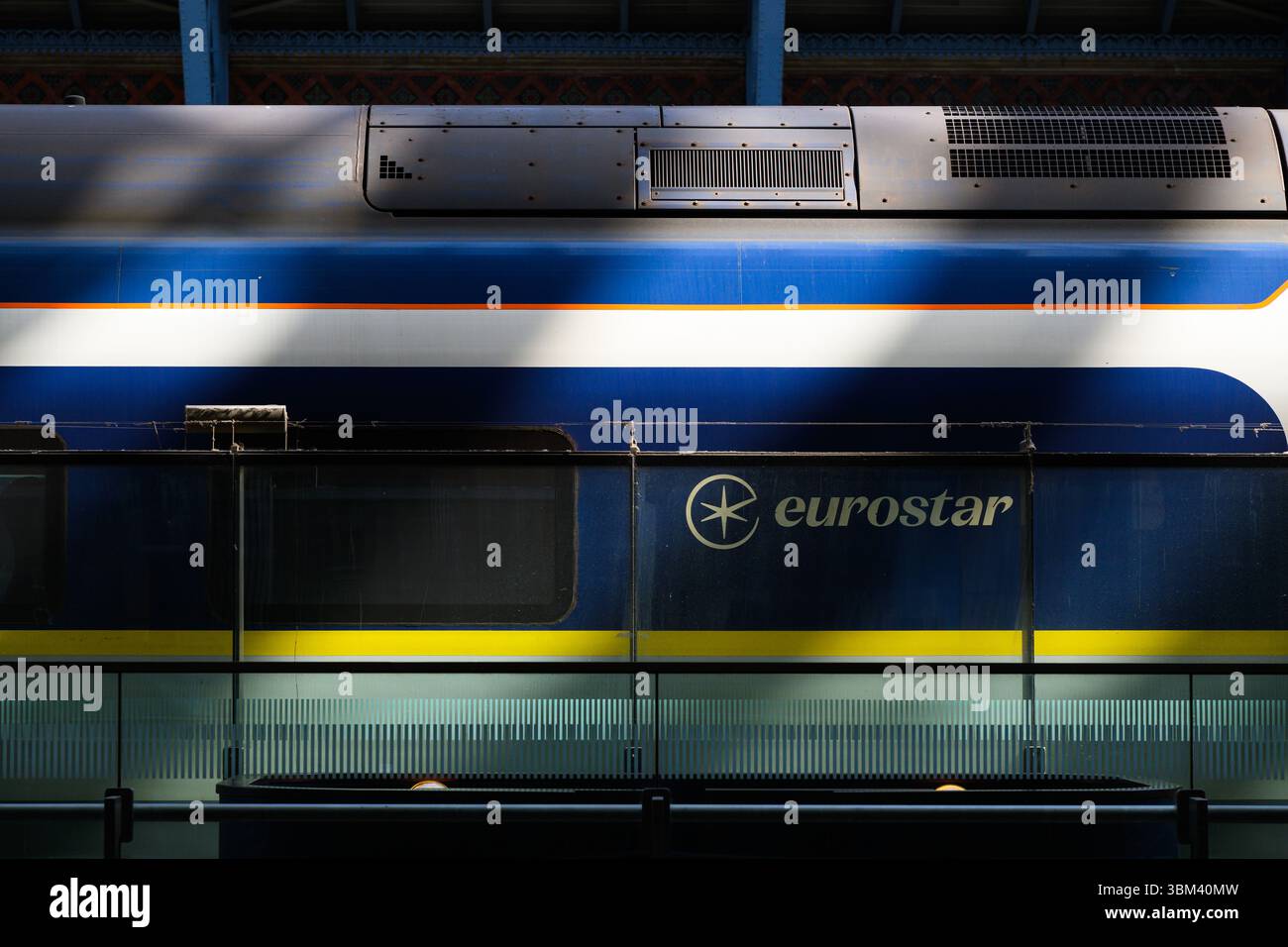 Londra, Regno Unito - 2 aprile 2025 treno passeggeri internazionale Eurostar con il marchio in primo piano Foto Stock
