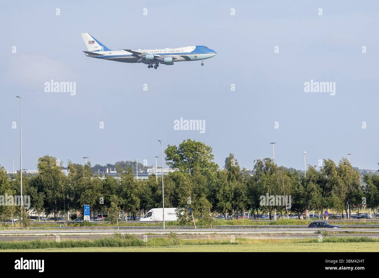 SCHIPHOL - Donald Trump, il presidente degli Stati Uniti, arriva all'aeroporto di Schiphol sull'Air Force One. I Paesi Bassi, per la prima volta nella storia della NATO, ospitano un vertice NATO. ANP MICHEL VAN BERGEN paesi bassi - uscita belgio Foto Stock