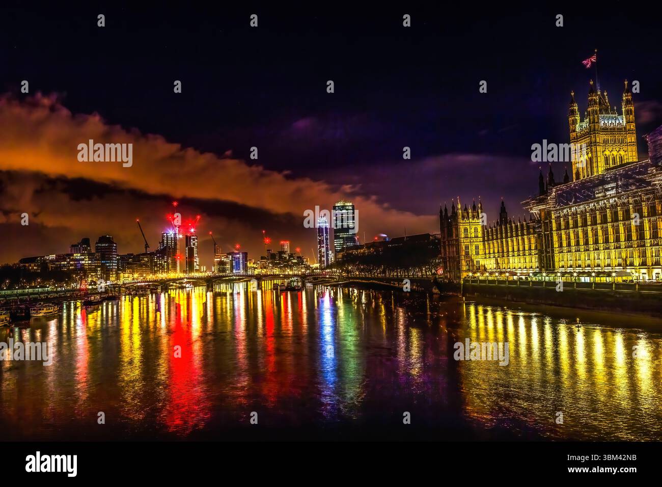 Houses of Parliament, Tamigi River, Westminster Bridge, Westminster, Londra, Inghilterra. Costruito negli anni '1800, la camera dei comuni e la camera dei lord. Foto Stock