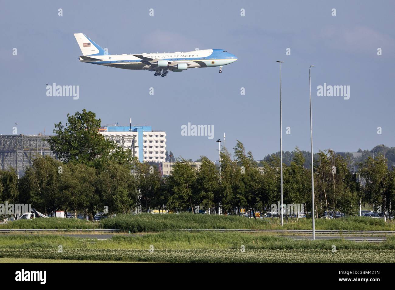 SCHIPHOL - Donald Trump, il presidente degli Stati Uniti, arriva all'aeroporto di Schiphol sull'Air Force One. I Paesi Bassi, per la prima volta nella storia della NATO, ospitano un vertice NATO. ANP MICHEL VAN BERGEN paesi bassi - uscita belgio Foto Stock