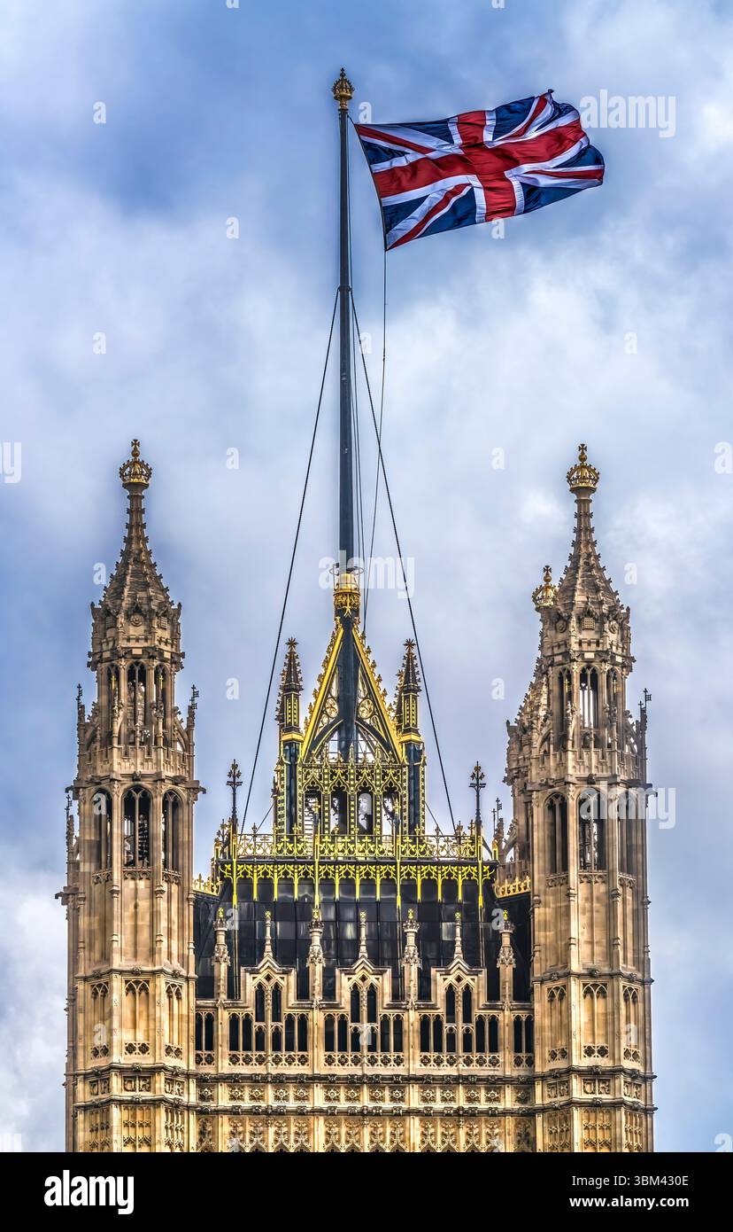 Victoria Tower, British Flag, Houses of Parliament, Tamigi River, Westminster, Londra, Inghilterra. Costruito negli anni '1800, la camera dei comuni e la camera dei Lor Foto Stock