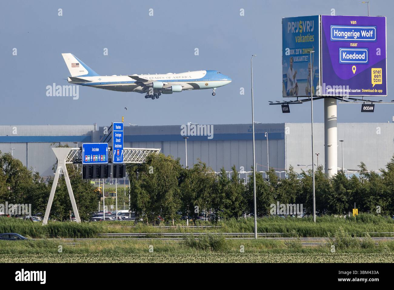 SCHIPHOL - Donald Trump, il presidente degli Stati Uniti, arriva all'aeroporto di Schiphol sull'Air Force One. I Paesi Bassi, per la prima volta nella storia della NATO, ospitano un vertice NATO. ANP MICHEL VAN BERGEN paesi bassi - uscita belgio Foto Stock