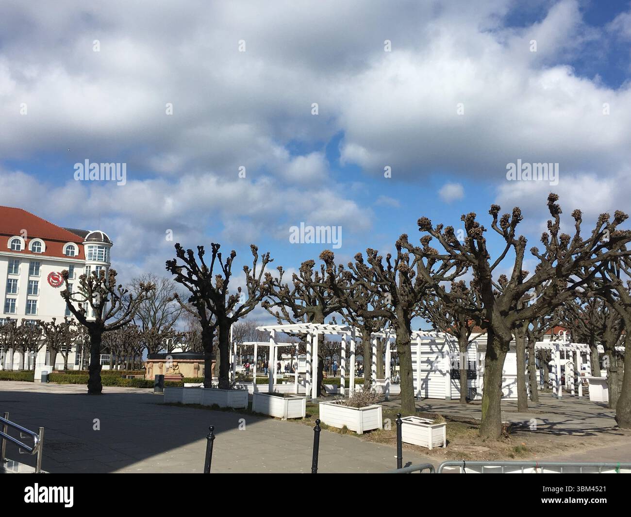 Il centro di Sopot e la spiaggia catturati all'apice dell'estate: Via pedonale Monte Cassino, caffetterie colorate, il molo in legno più lungo d'Europa e vivace Foto Stock