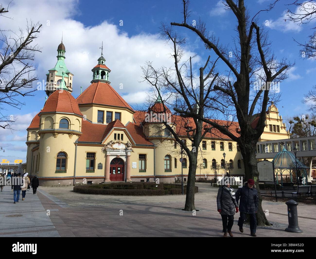 Il centro di Sopot e la spiaggia catturati all'apice dell'estate: Via pedonale Monte Cassino, caffetterie colorate, il molo in legno più lungo d'Europa e vivace Foto Stock