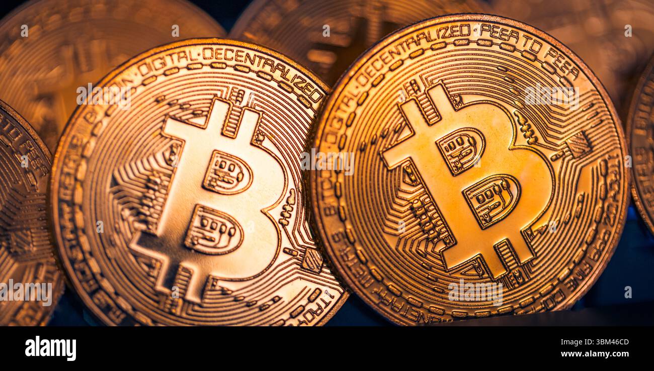 Primo piano astratto di monete d'oro Bitcoin, riflessi leggeri, concetto di criptovaluta, background finanziario digitale, tecnologia di investimento finanziario Foto Stock
