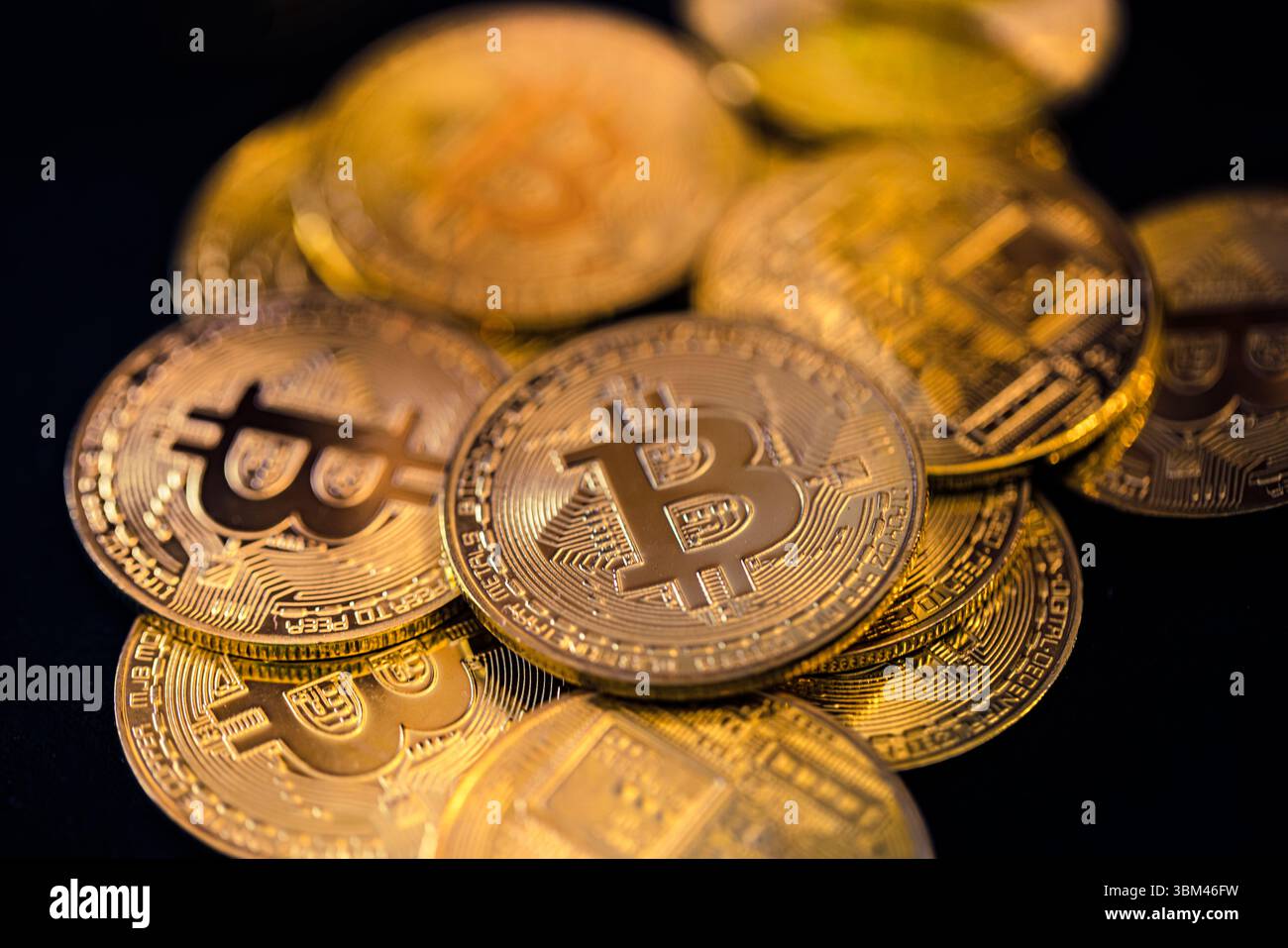 Primo piano astratto di monete d'oro Bitcoin, riflessi leggeri, concetto di criptovaluta, background finanziario digitale, tecnologia di investimento finanziario Foto Stock