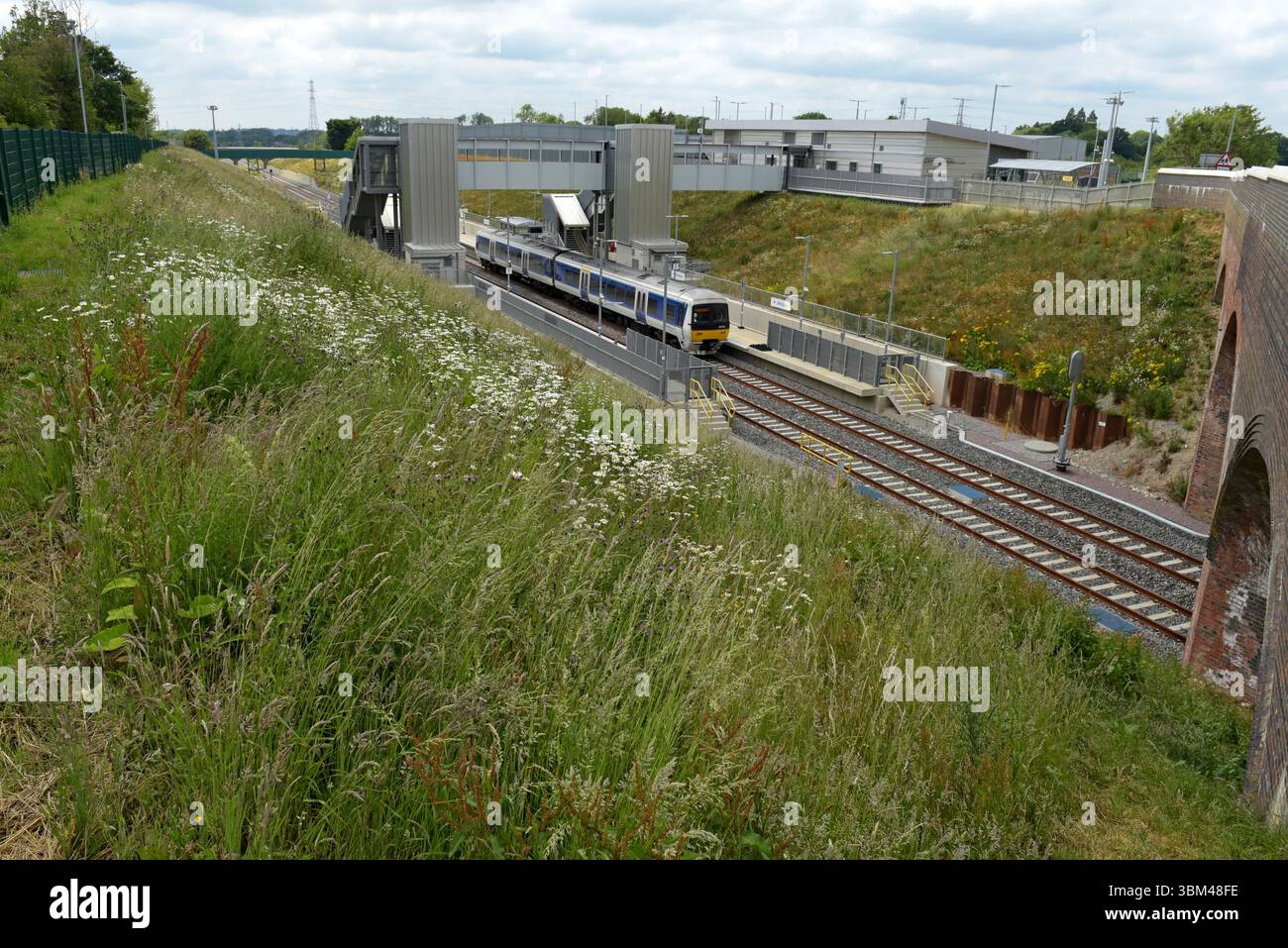 Una Chiltern Railways Class 165 DMU in un viaggio di apprendimento percorso conducente presso la nuova stazione di Winslow, Buckinghamshire, sul progetto ferroviario East West, il 12 giugno Foto Stock