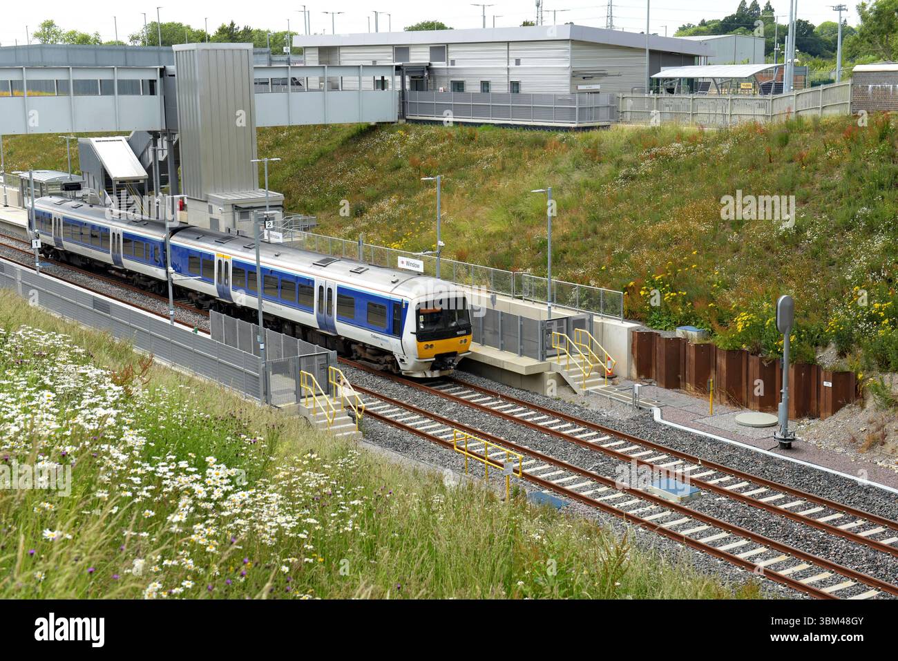 Una Chiltern Railways Class 165 DMU in un viaggio di apprendimento percorso conducente presso la nuova stazione di Winslow, Buckinghamshire, sul progetto ferroviario East West, il 12 giugno Foto Stock