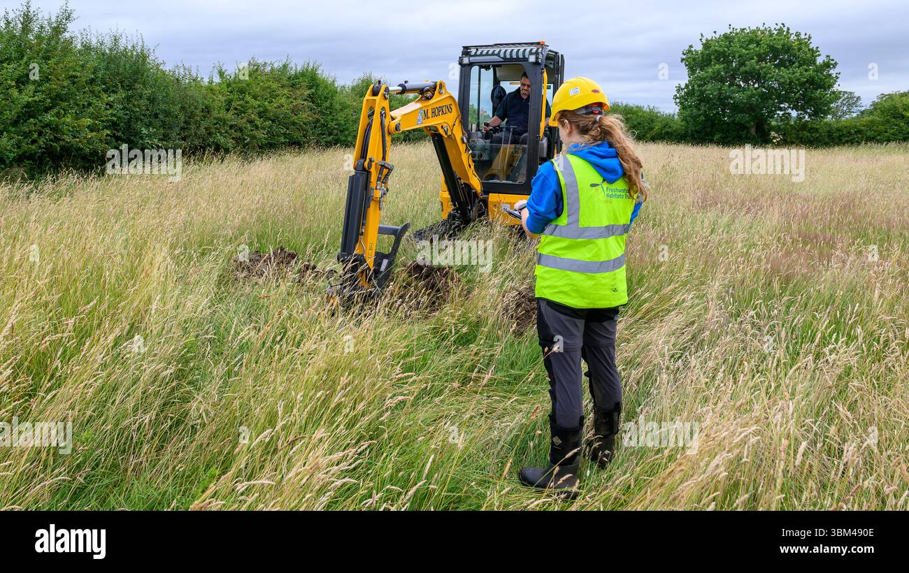 Habitats Trust di acqua dolce scavando buche per i nuovi stagni agricoli nell'Oxfordshire. Foto Stock