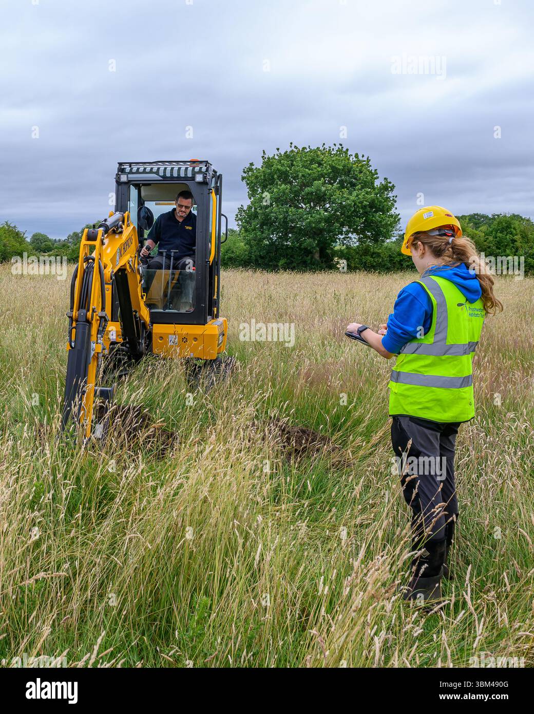 Habitats Trust di acqua dolce scavando buche per i nuovi stagni agricoli nell'Oxfordshire. Foto Stock